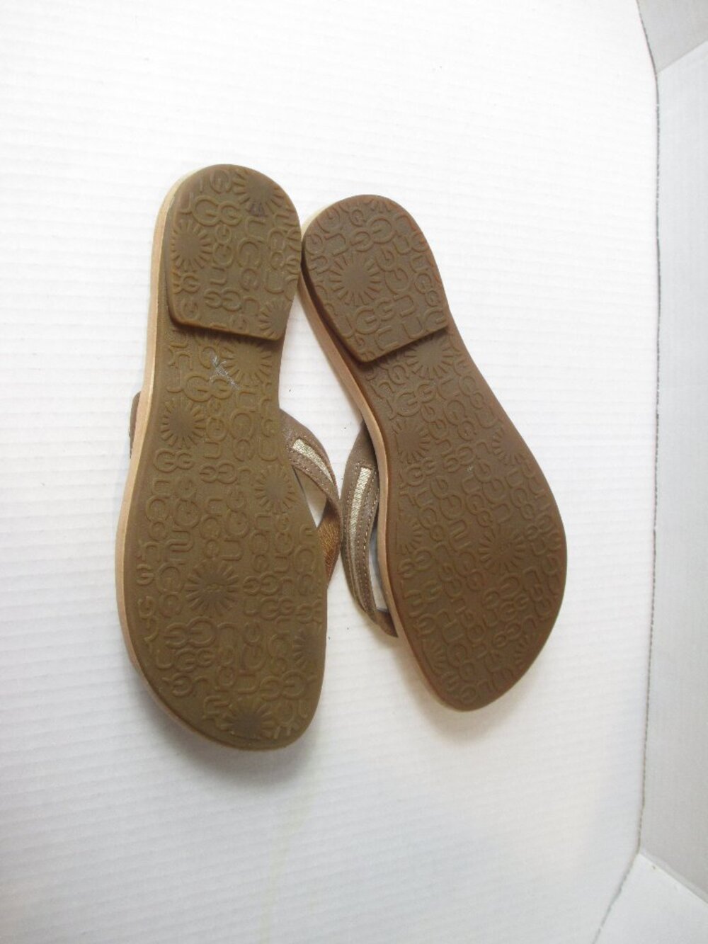 UGG Elyza II Tan/Gold Leather Flip Flop Sandals Comfort Casual Women’s Size 10 - Picture 8 of 8